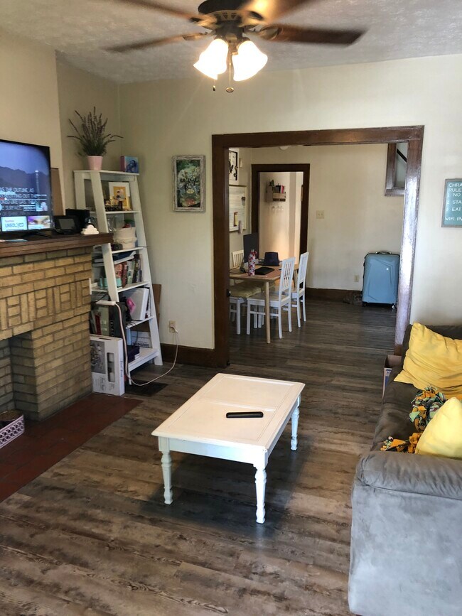 Foto del edificio - 271 S Cypress Ave