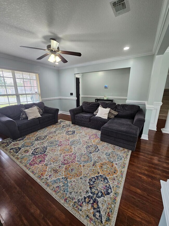Foto del edificio - Spacious 5-Bedroom, 3-Bathroom Home for Re...