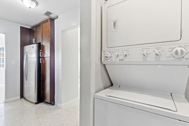Foto del edificio - Welcome Home! Spacious 3-bedroom, 2-bath home with plenty of parking and washer/dryer inside the ...