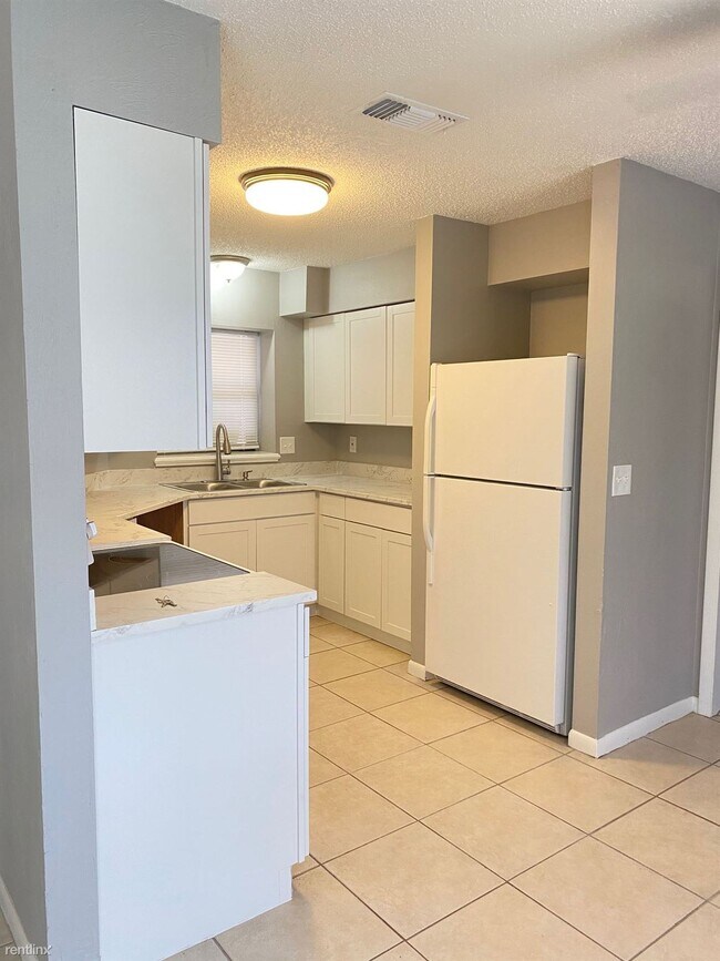 Foto del edificio - 3 br, 2 bath Duplex - 16A Brelyn Pl
