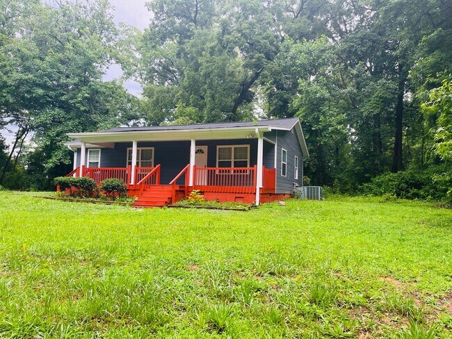 Foto del edificio - Wow! 3 bedroom 2 bathroom, approx 1000 sqft, and minutes from the interstate. Must see!