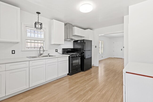 Building Photo - 9813 S Van Ness Ave