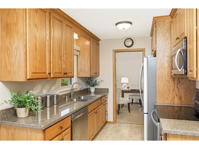 Foto del edificio - Spacious 4BR Home in Brooklyn Park – Huge Basement & New Appliances!