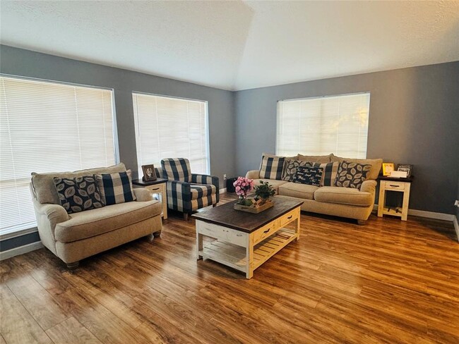 Foto del edificio - 9403 Bollingbrook Dr