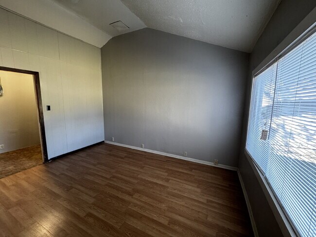 Building Photo - House Located Near Maxey Park, Medical District & Elementary School!