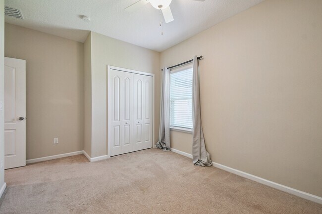 Foto del edificio - 139 Bradford Lake Cir