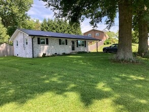 Building Photo - 569 Summit Dr