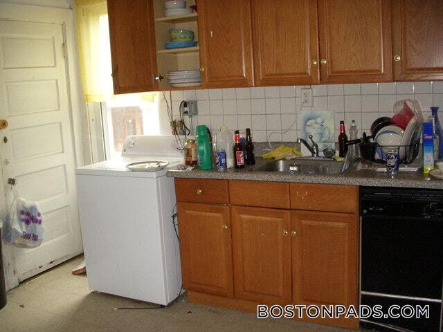 Building Photo - 208 Kelton St