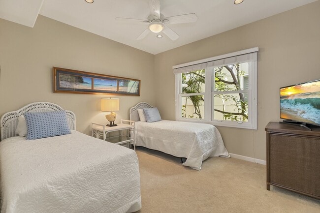 Building Photo - Oceanfront, Diamond Head Surf House