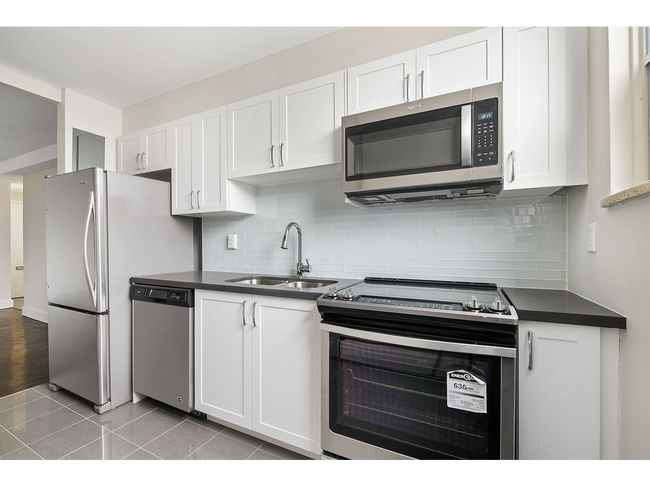 Building Photo - 765 Steeles Avenue West