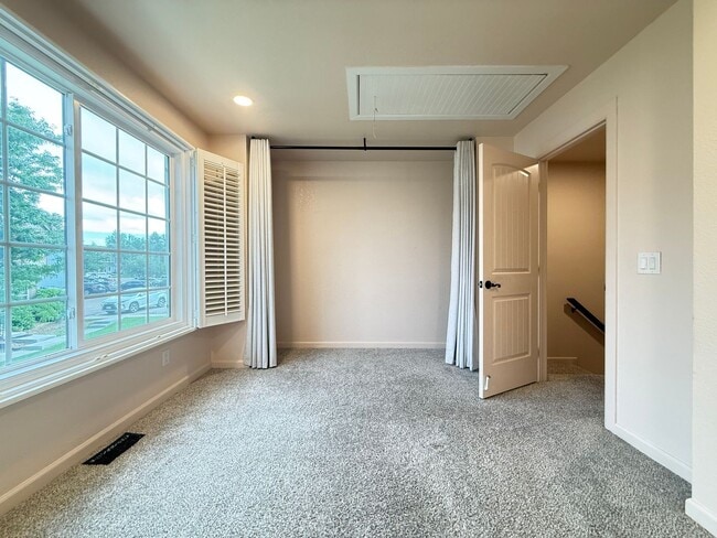 Building Photo - 3408 Queen Anne Way