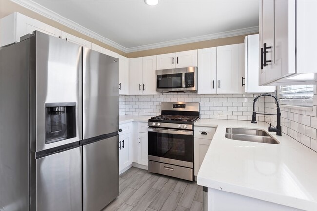 Building Photo - 838 Royal George Ln