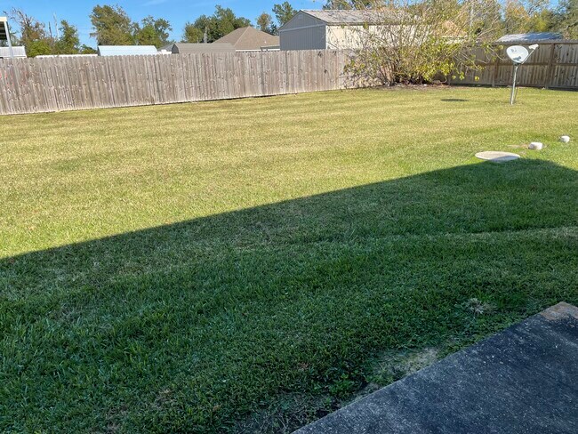 Amplio patio trasero - 608 John Stine Rd