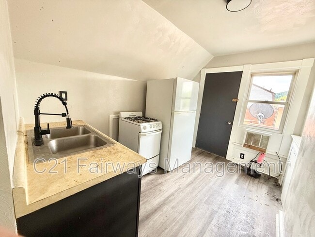 Building Photo - 427 2nd St