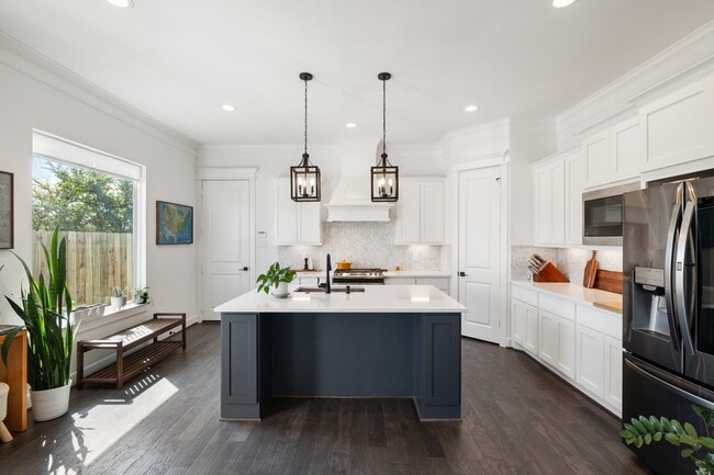 Building Photo - 817 W 19th St