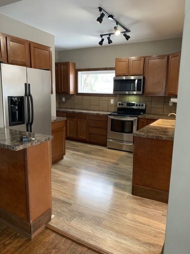 Building Photo - Three Bedroom Home Located in Zeeland