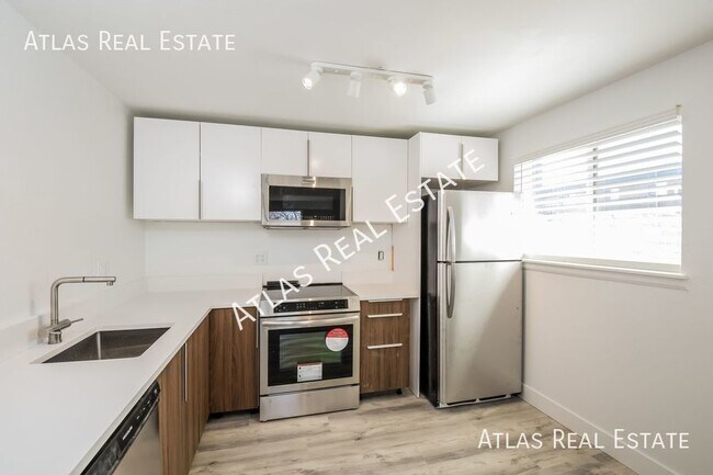 Building Photo - All renovated! First Floor 2 Bedroom Apart...