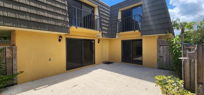 Building Photo - 913 9th Way