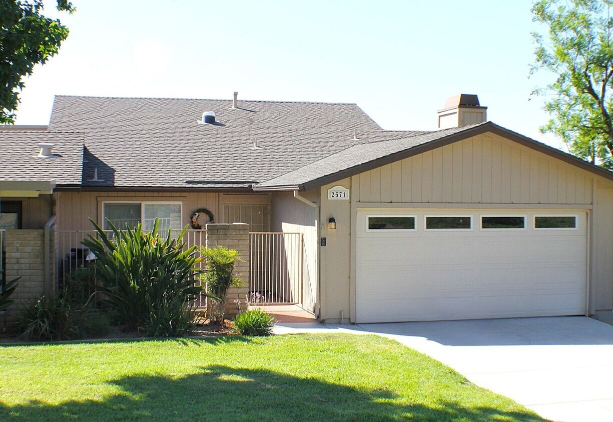 Primary Photo - Stunning 3 bed, 2 bath Townhome for Rent.