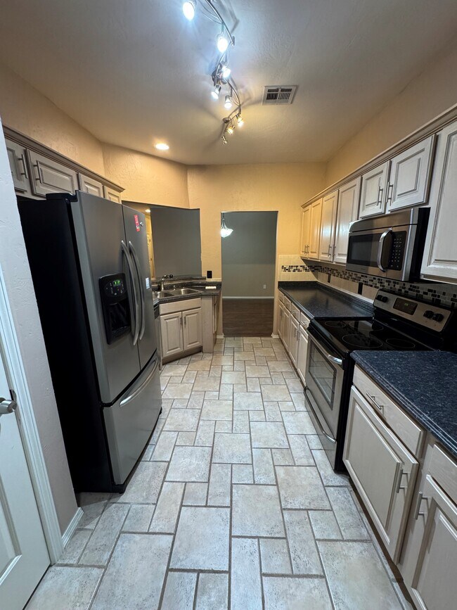 Foto del edificio - 4501 N Youngs Blvd