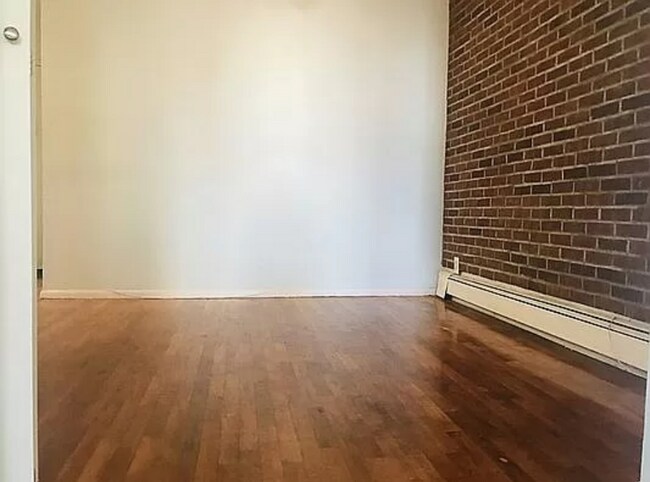 Building Photo - 515 Throop Ave