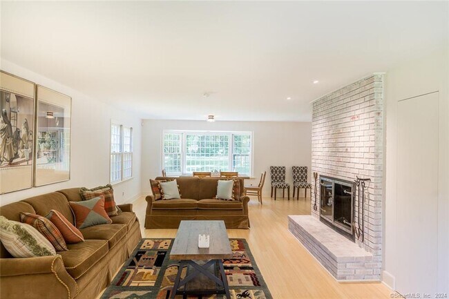 Foto del edificio - 100 Sunny Ridge Rd