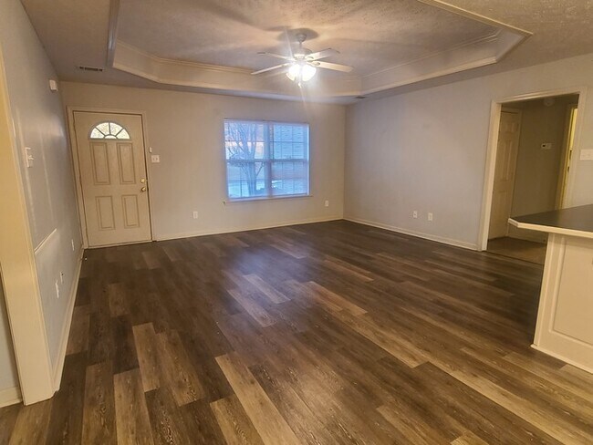 Building Photo - 3 Bed 2 Bath