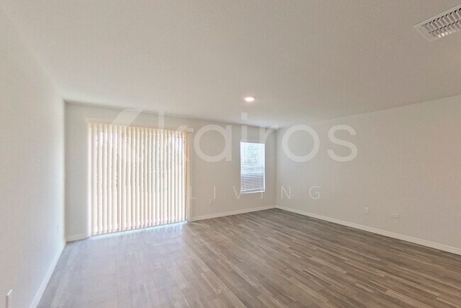 Building Photo - 1156 Sword St