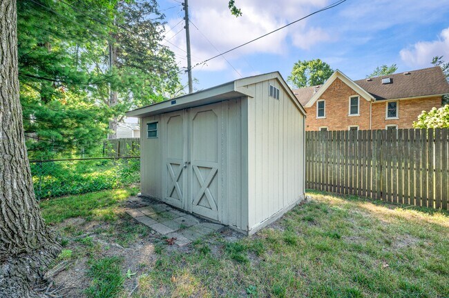 Building Photo - 1686 N Teakwood Dr