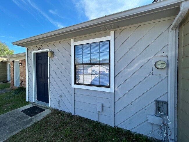 Foto del edificio - Spacious 1 Bedroom 1 Bathroom! Located Off Ocala Road.
