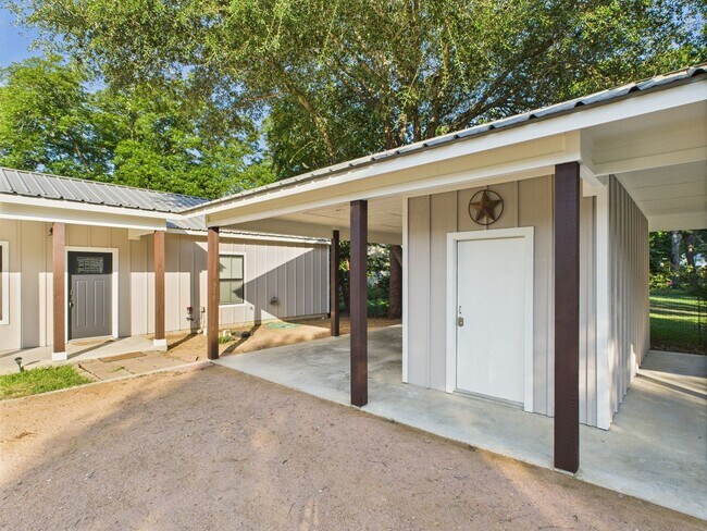 Building Photo - Centrally Located Furnished Home