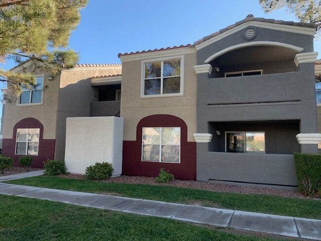 Foto del edificio - AWESOME 2 BEDROOM UPGRADED CONDO NEAR STRIP W/ RV PARKING!!!