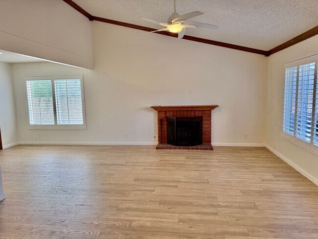 Building Photo - Nice Single Story Home