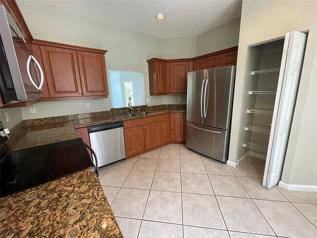 Foto del edificio - 5031 Madison Lakes Cir W