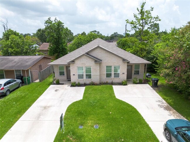 Building Photo - 3915 Brookmeade Dr