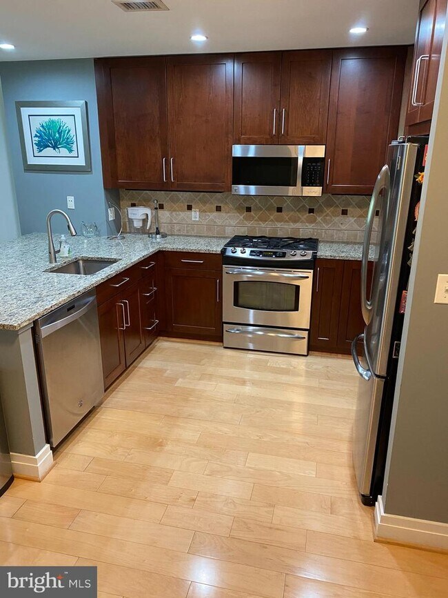 Foto del edificio - 8220 Crestwood Heights Dr