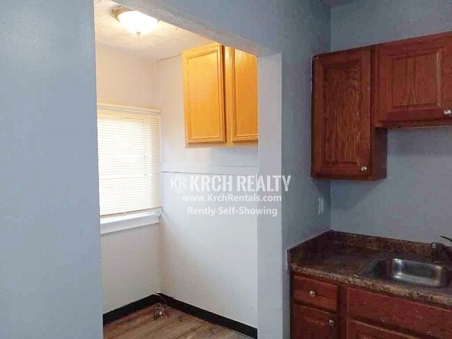 Building Photo - 3-Bed 1-Bath Home w/ Closed-In Porch & Det...