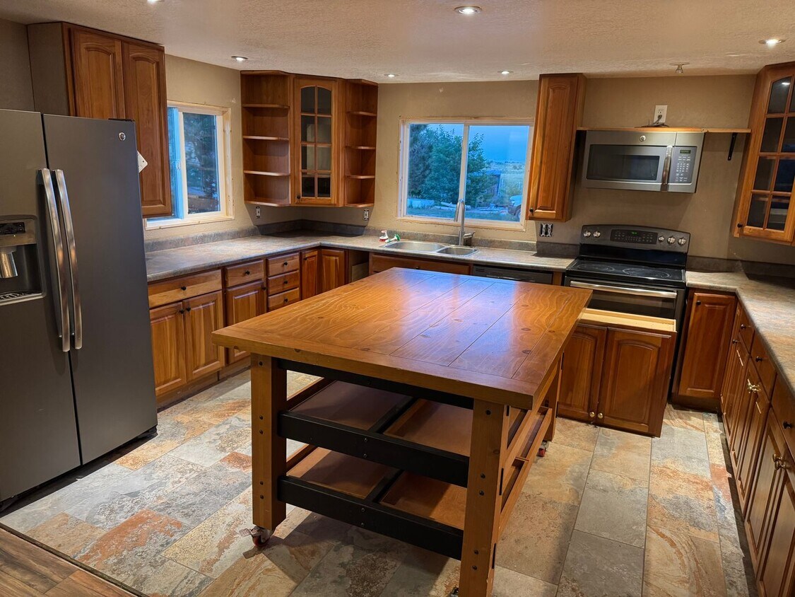 Foto principal - 3 Bedroom 1 Bath - Fully Furnished Available