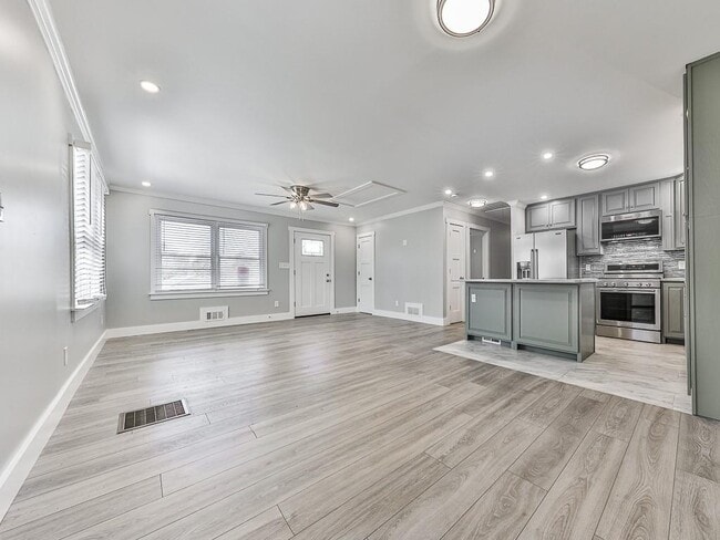 Building Photo - 2406 Pine Dr NW