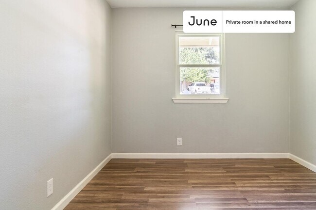 Foto del edificio - Private bedroom in 3 bed/2 bath Home