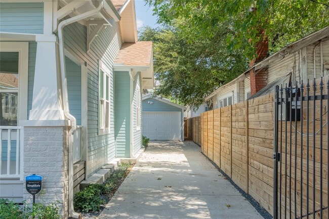 Building Photo - 1812 Everett St