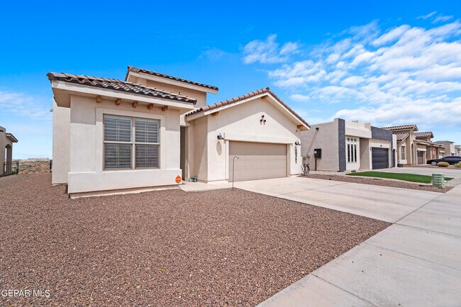 Foto del edificio - 13401 Carterton Ave