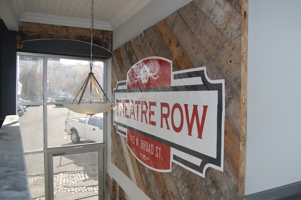 Entrada trasera - Theatre Row Apartments