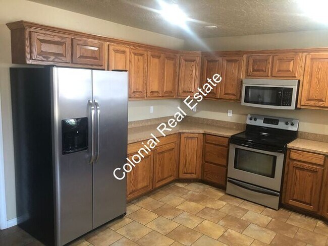 Building Photo - Beautiful and spacious 3 bedroom 2 bathroo...