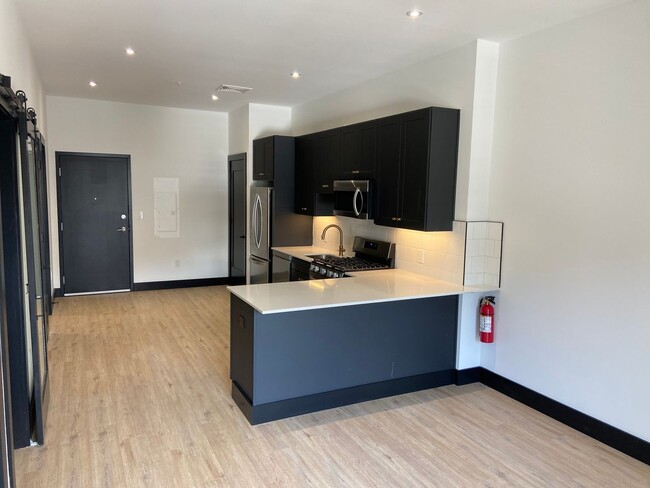 Building Photo - Beautiful one bedroom with den at Watermar...