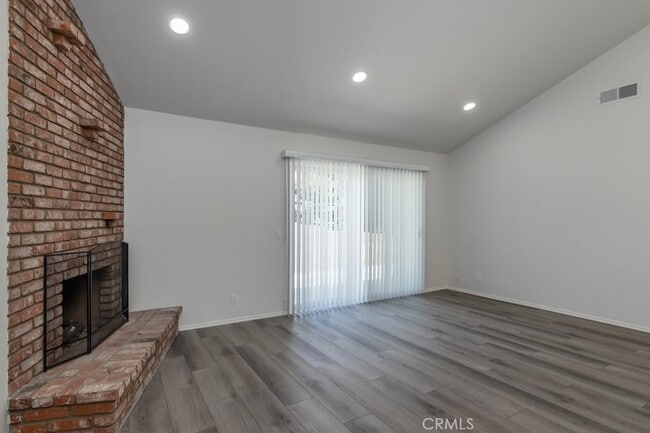 Foto del edificio - 25040 Everett Dr