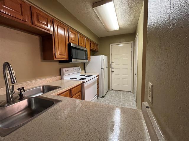 Foto del edificio - 8545 Midpark Rd