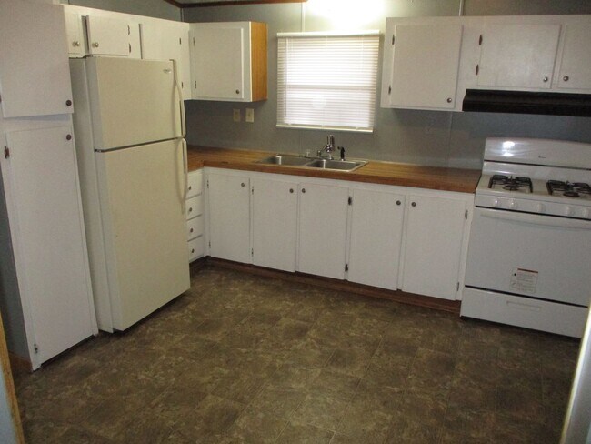 Building Photo - New Listing in Fort Wayne