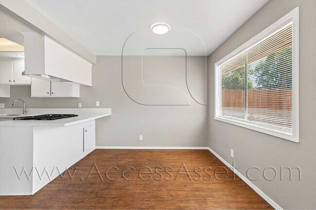 Building Photo - Charming 3 Bed/2 Bath Duplex with Private ...