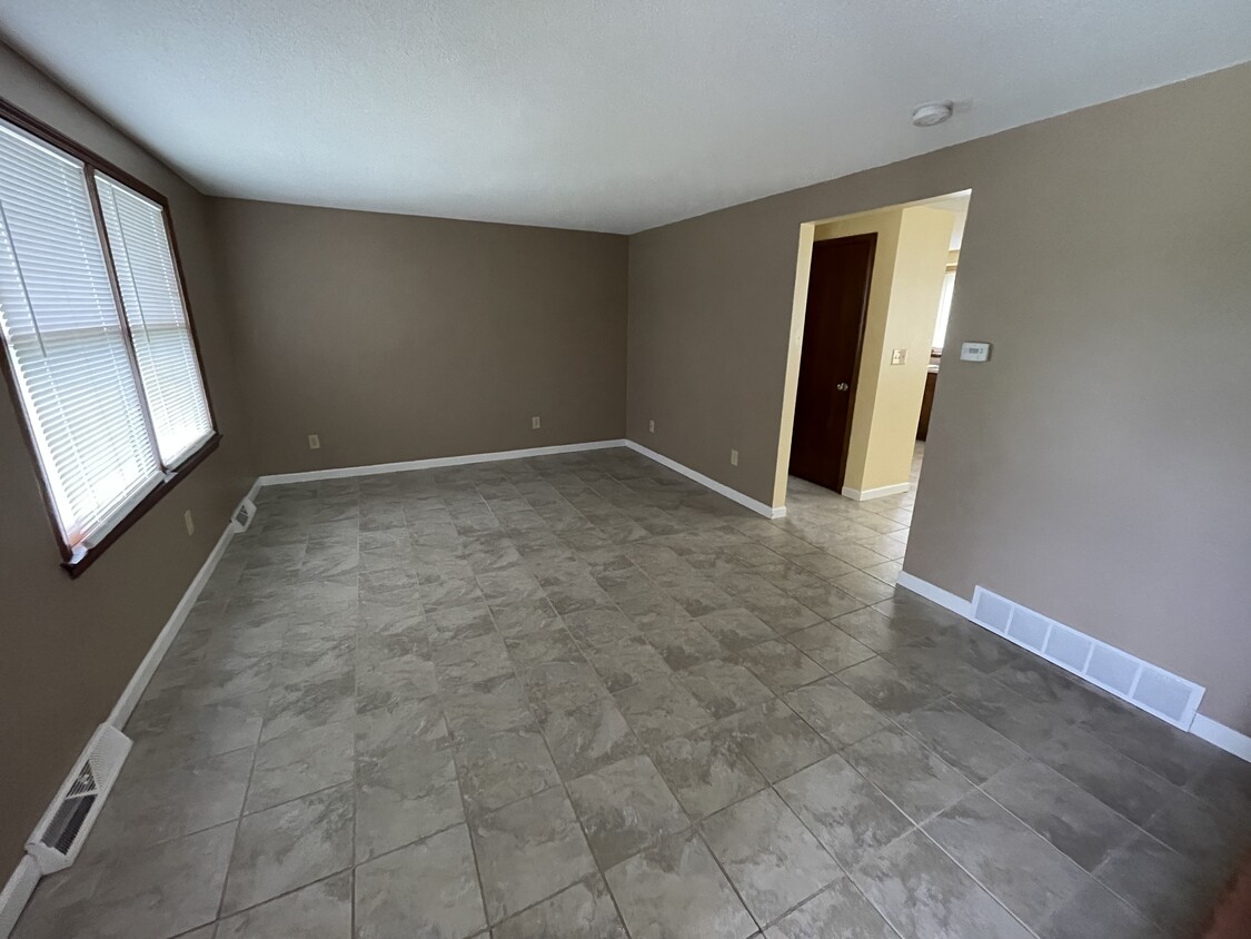 Living room - 1289 East and West Rd